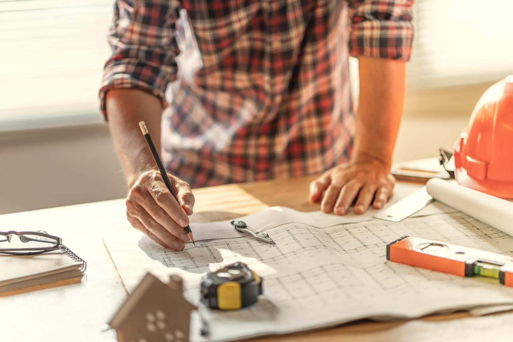 Plans de construction annotés sur une table de chantier